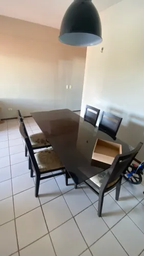 Mesa de jantar 6 lugares com cadeiras