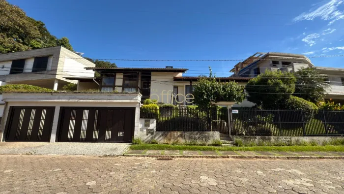 Excelente oportunidade: Casa à venda em Joinville-SC, Saguaçu, 4 quartos, 1 suíte, 3 salas