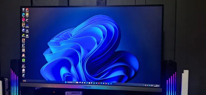 Samsung UR55 4K HDR 28'' 60Hz