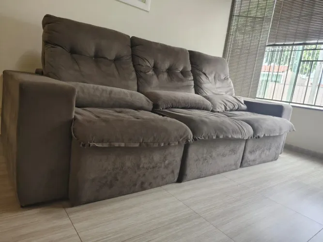 Vendo sofá retrátil com encosto reclinável usado