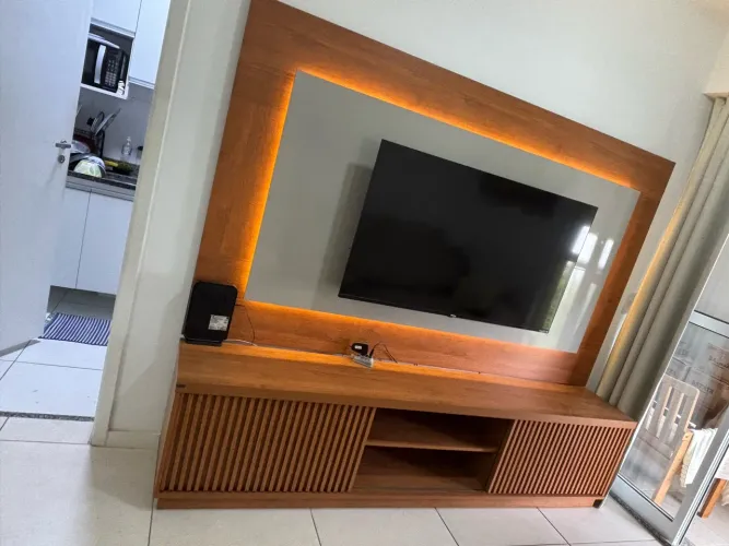 Painel de TV com iluminação em LED embutida + Rack / ACEITO PROPOSTA