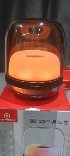 Caixa de som de mesa som bem alto. 