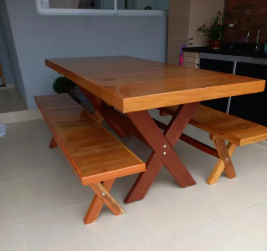 Mesa de madeira com bancos