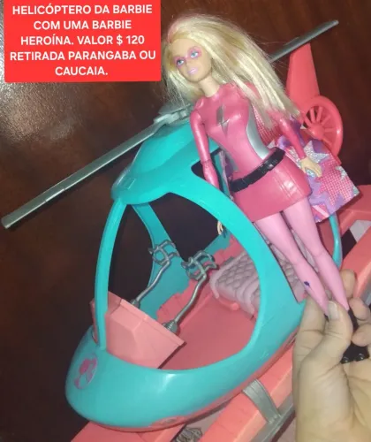 Helicóptero da Barbie com uma Barbie heroína