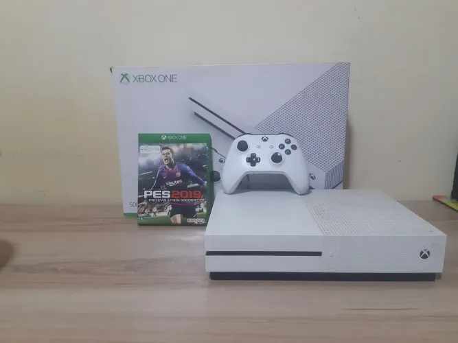 Xbox One S 365GB + Controle + Jogo + Pilha Recarregável