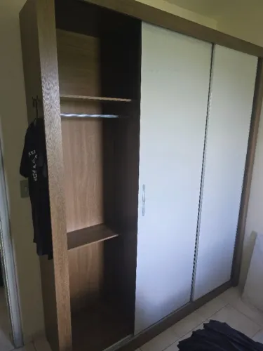 Guarda-roupa casal 3 portas seminovo (gavetas e nichos) 