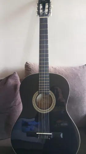 Violão acústico Giannini Start N-14 de nylon, com acabamento preto brilhante.