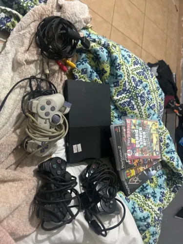 Ps2 funciona mais não dá áudio e tá sem leitor sem cabo flet mais os jogos funciona