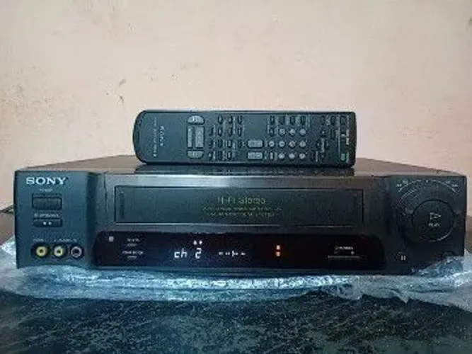 VÍDEO CASSETE SONY 4 CABEÇA HI-FI STEREO (MODELO SLV - 60HFBR) + BRINDES EM VHS 