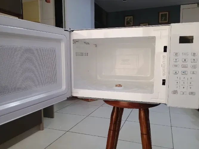 Microondas semi novo Cônsul