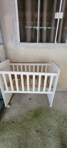 Berço de bebê pequeno usado