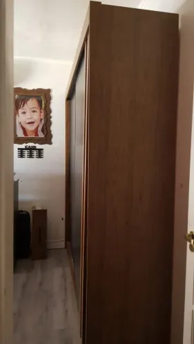 Vendo guarda roupa com porta de correr