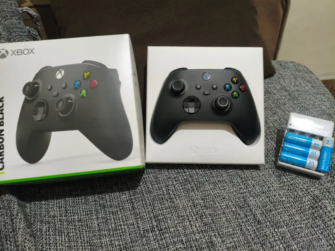 Controle Xbox séries original novo + Carregador com quatro pilhas Multilaser 
