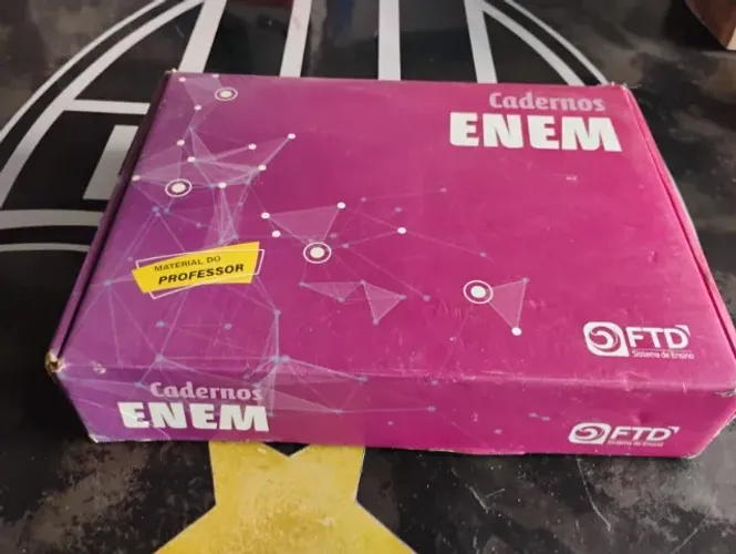 caixa de material didático da marca FTD Sistema de Ensino voltada para a preparação para o