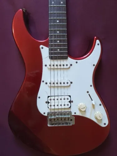Guitarra Yamaha pacífica SSH funcionando perfeitamente