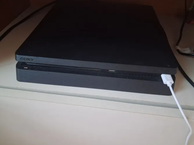 Ps4 em ótimo estado com 2 controle e 5 jogos