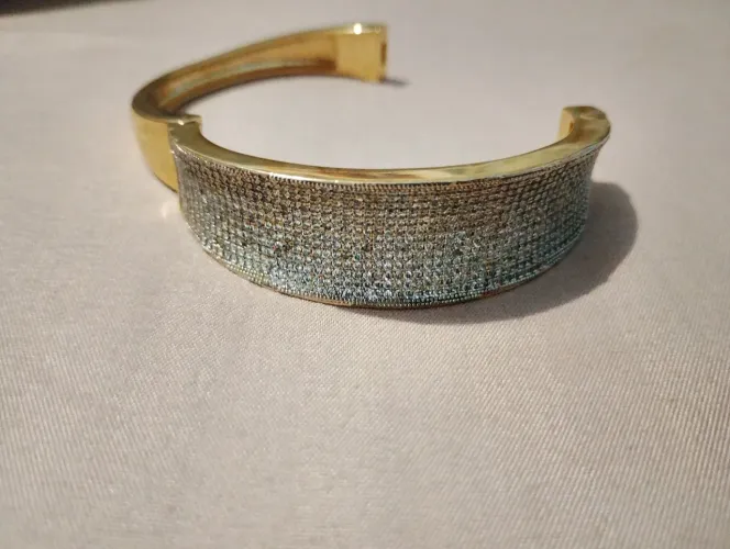Bracelete Feminino Dourado com Pedras - Elegância para Qualquer Ocasião