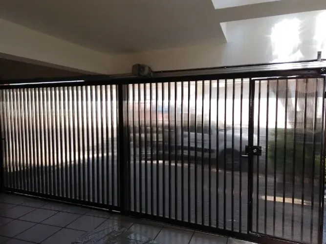 Fechamento de Portão com Policarbonato Alveolar 