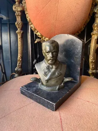 Escultura Louis Pasteur em Petit bronze. 