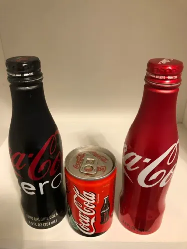 Garrafas e lata de alumínio Coca-Cola 