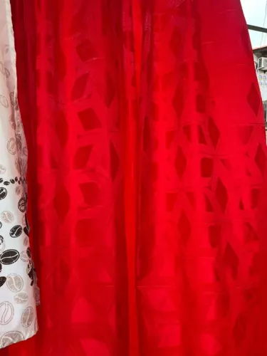 Cortinas vermelhas com textura