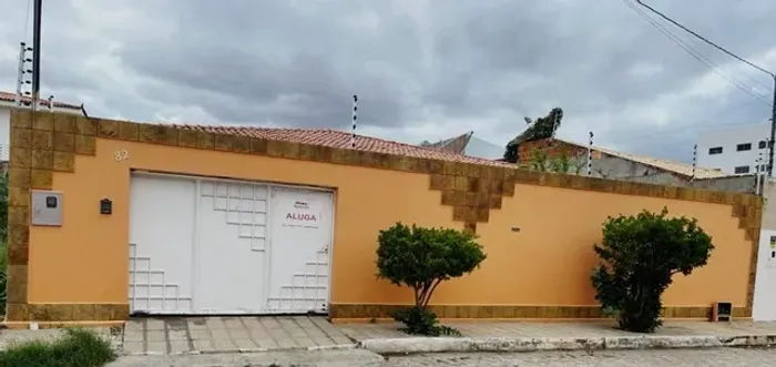 CASA À VENDA NO BAIRRO SANTO ANTÔNIO.