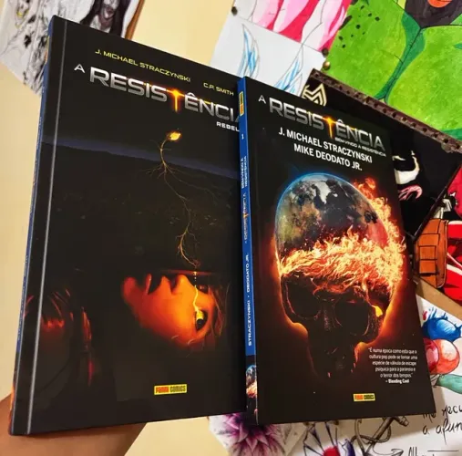 A resistência completa 1 e 2, capa dura. Obra de J. Michael Straczynski e Mike Deodato Jr.