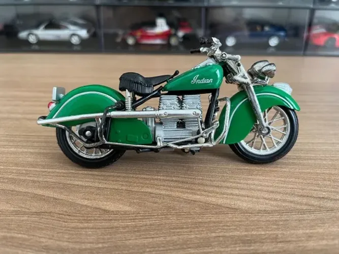 Miniatura Moto Indian Four. Escala 1/18, aprox. 13cm.