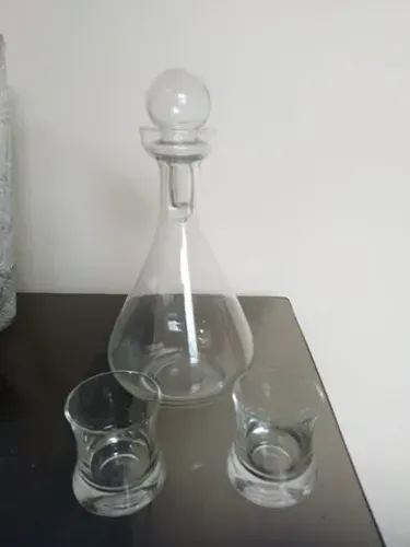 garrafa para bebida em vidro fino e 2 copinhos 