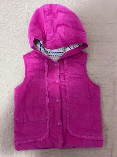 Colete rosa infantil com capuz 
