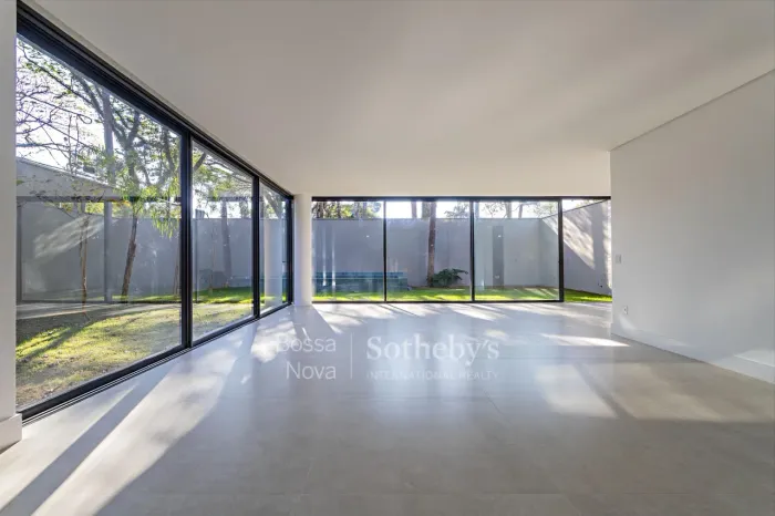 Casa de alto padrão projetada por João Armentano com paisagismo de Gilberto Elkis