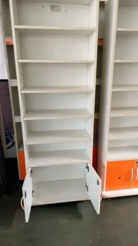 Armário Branco com Porta laranja 