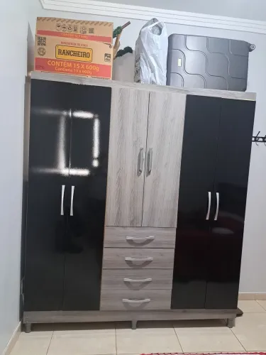 Na compra do Guarda-Roupas leva uma árvore de  natal de brinde.