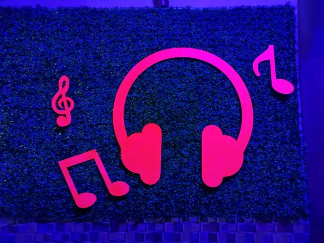 Fone de ouvido e Notas Musicais  Decoração 