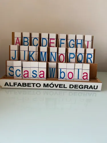 Alfabeto móvel em madeira