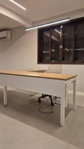 Conjunto de Mesa de Escritório Modular em Formato "T" - Marelli 
