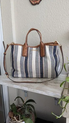 Bolsa Michael Kors em tecido e alças de couro 