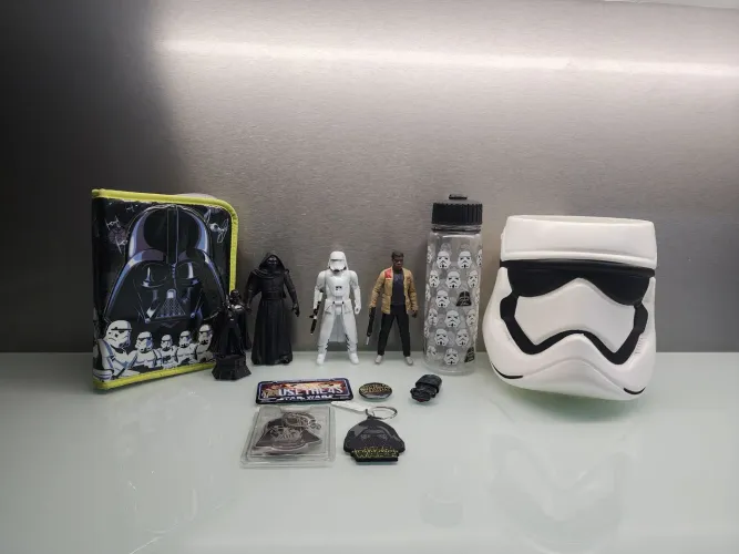 Coleção 12 itens Star Wars: Bonecos, Garrafa, pote pipocas, chaveiros, pin, imã, pendrive