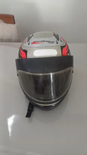 Capacete preto usado & barato 