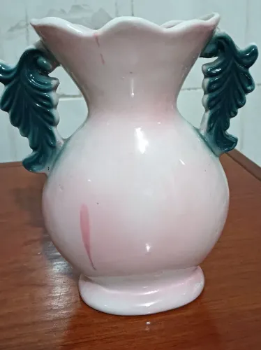 ANTIGO VASO ALÇA PORCELANA *ANOS 60* FEITO A MÃO ROSA E VERDE. 20 x 17 x 9cm VINTAGE