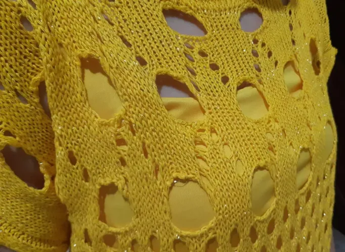 Blusa Amarela com Detalhes Vazados - Tendência Verão