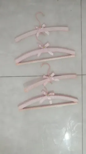 Kit de lindos cabides infantis forrados cor de rosa