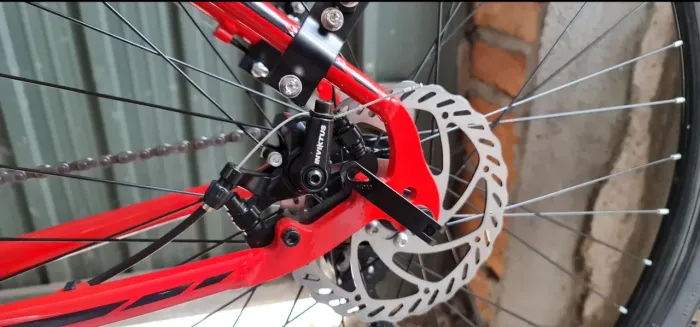 Bicicleta Rharu com acessórios.