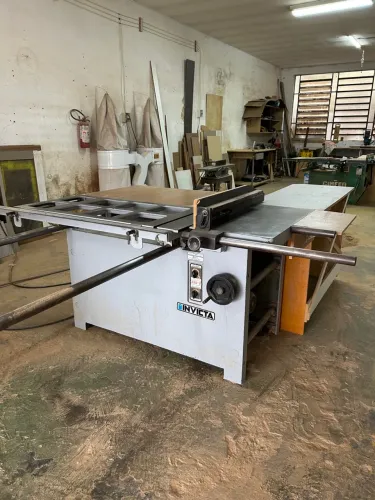 Esquadrejadeira Invicta com riscador