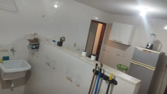 Apartamento mobiliado e equipado com 02 quartos e 01 vaga em Centro (Praia Seca) - Araruam