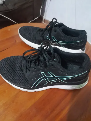 Tênis Asics Preto com Detalhes em Azul - Conforto e Estilo