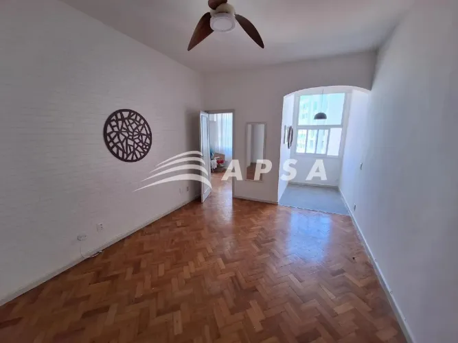 NO CORAÇÃO DE COPACABANA, NA TRANQUILA RUA INHANGÁ, ENCONTRA-SE UM LINDO APARTAMENTO RECÉM