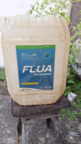 Galões usados de óleo