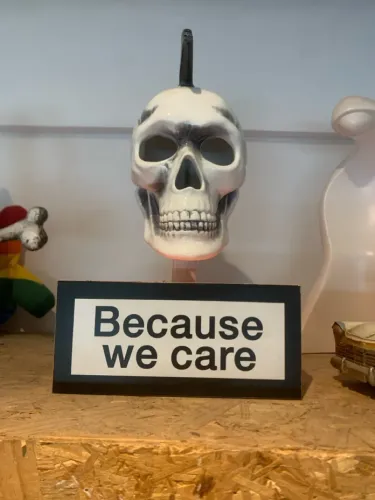 Caveira Decorativa com Mensagem marca Diesel