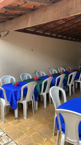 Aluguel de mesas, cadeiras e forros de mesas..